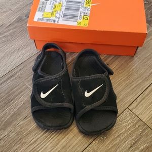Nike sandals toddler /size 6c / black Nike sandals